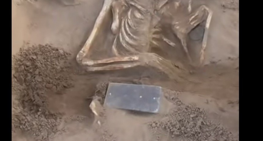 Arqueólogos encuentran un iPhone de 2.100 años de antigüedad en una tumba