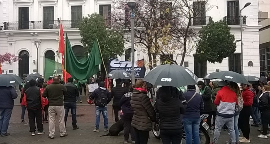 Trabajadores estatales de Catamarca  se movilizaron en el centro de la ciudad