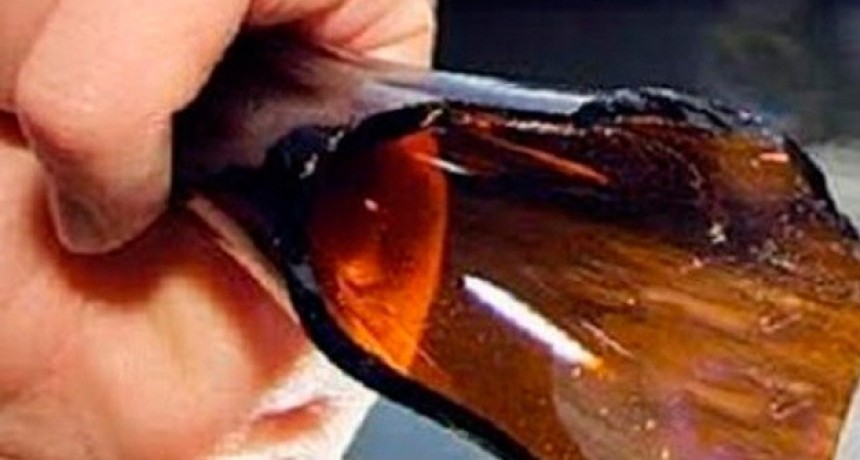 Con el cuello de una botella, un adolescente le desfiguró el rostro a una mujer para robarle
