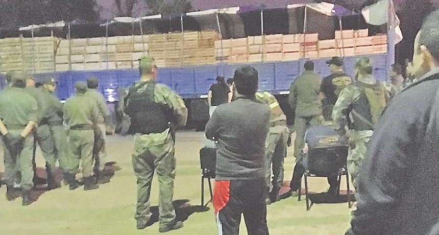 Secuestran 408 kilos de cocaína en el peaje de Fernández, camuflados entre tomates y berenjena