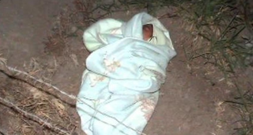Abandonan un  bebé recién nacido en un descampado