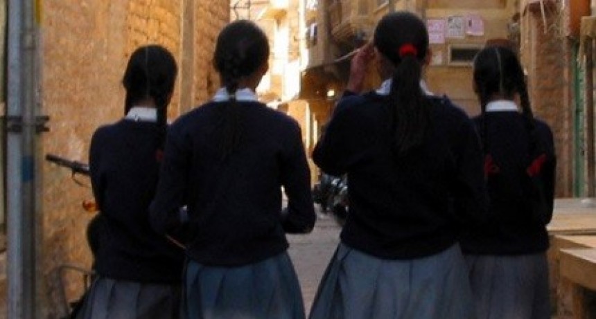 Maestra humilló a su alumna por menstruar y mancharse el uniforme: la menor se suicidó