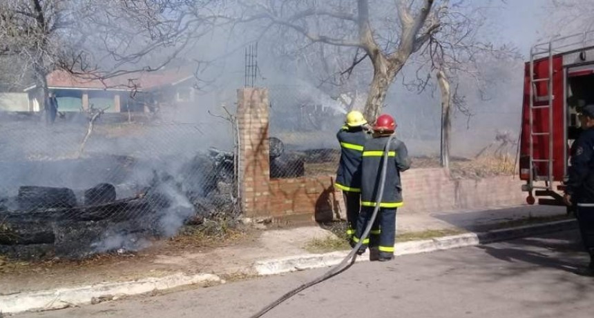 Bomberos combatieron incendios en Pomán