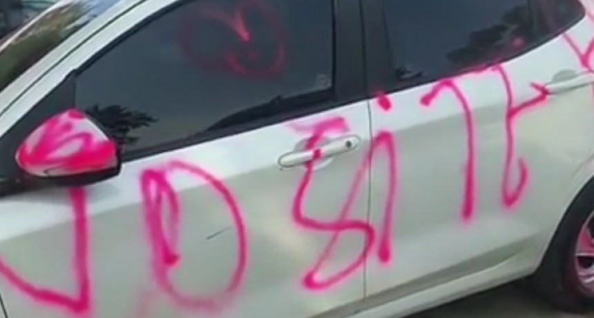 VIDEO | Despechada, una mujer habría pintado con aerosol el auto del ex