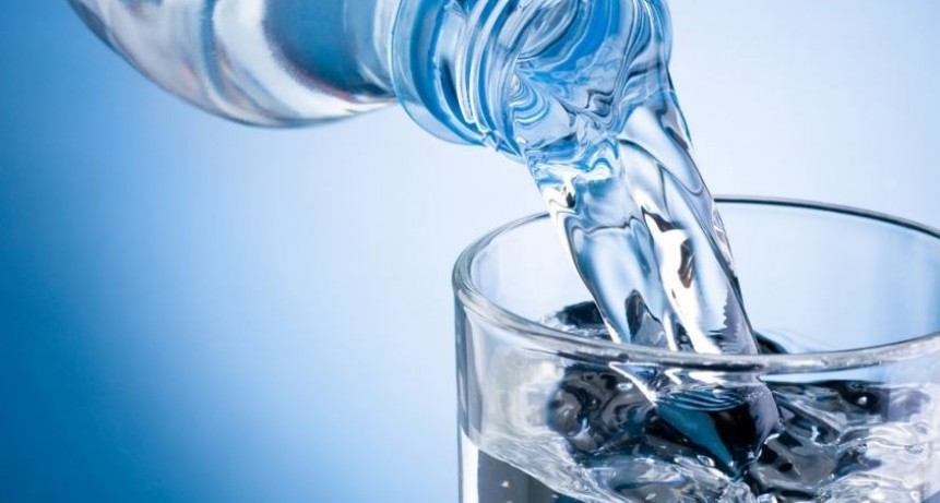 La ANMAT prohibió la venta de un agua mineral por la presencia de una bacteria