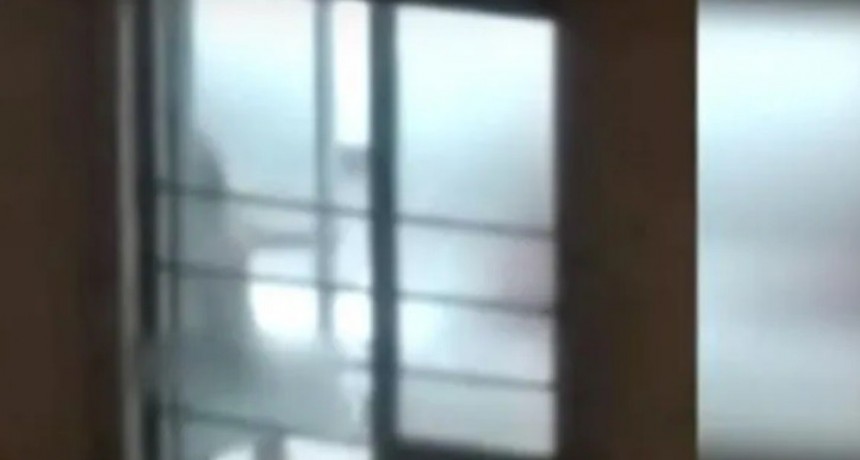 Se asomó desnudo a la ventana y su  vecina  lo filmó 