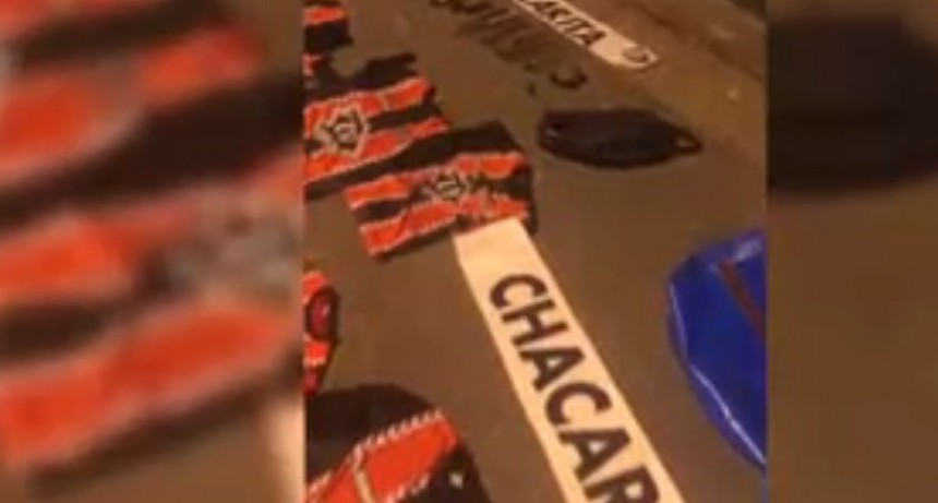 Guerra de barras en Chacarita: cuatro detenidos con una ametralladora y pistolas en la previa del partido ante San Martín de Tucumán