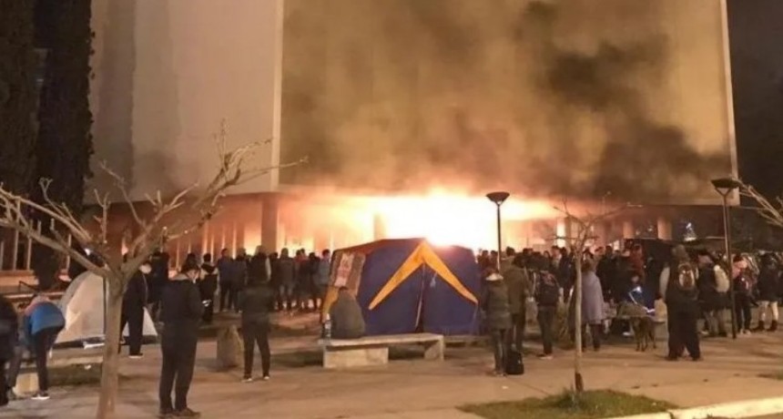 Chubut: Bronca contra el gobernador, dos muertos en choque y fuego en la Legislatura