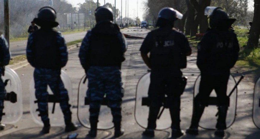 Nuevos incidentes con gremialistas de la UOCRA en la destilería de YPF en Ensenada: piedras, corridas y gases lacrimógenos