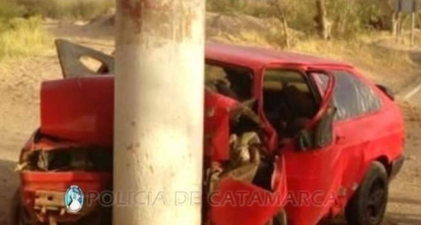 Impactó contra un poste y murió