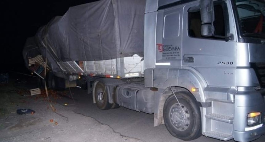 Camión perdió parte de la carga de tomate
