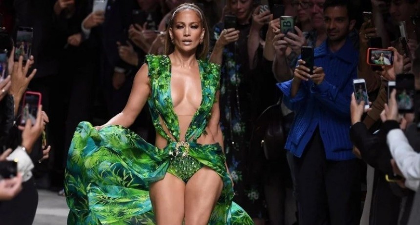El desfile de JL para versace con un vestido que uso hace 19 años