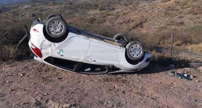 Volcó y quedó a centímetros del barranco
