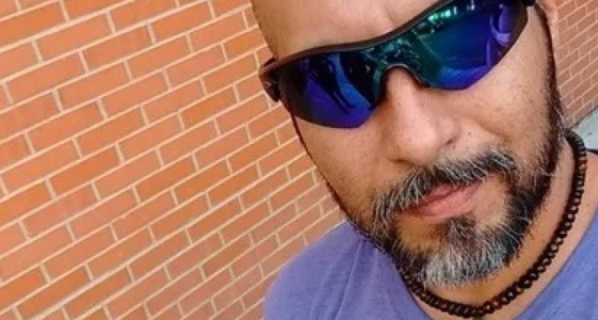 Noqueó a un ladrón que quiso robarle la bicicleta y se sacó una selfie para mostrarlo