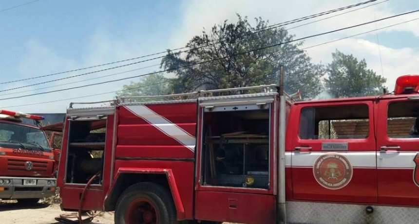 Murió un motociclista tras ser chocado por un camión de los bomberos