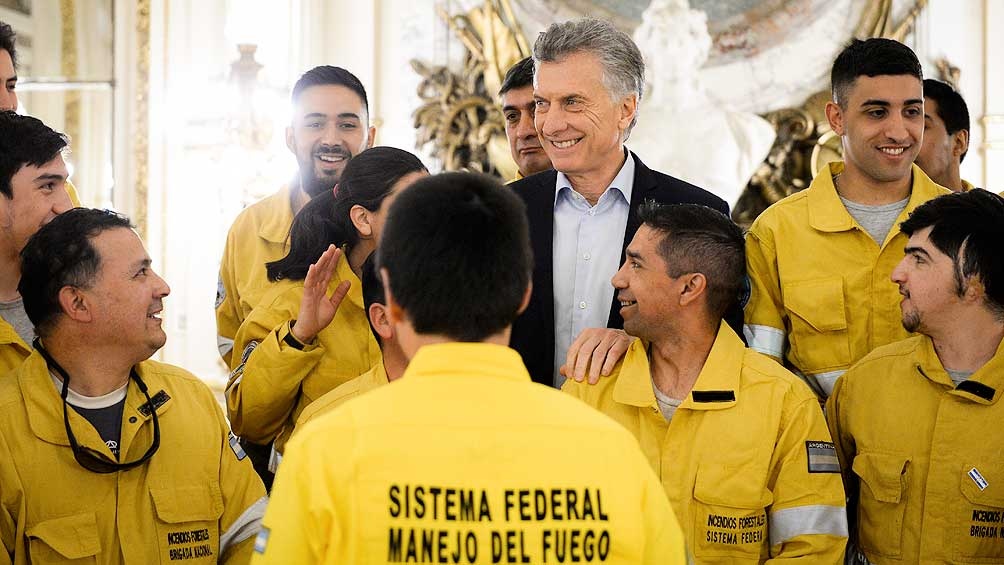 Macri recibió a los brigadistas preparados para combatir el fuego en la Amazonia