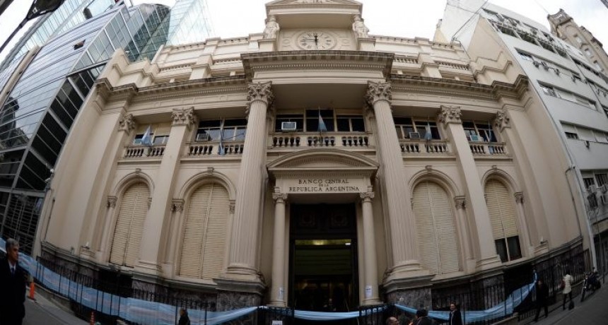 El Banco Central bloqueó otras 15.000 cuentas bancarias para comprar dólares