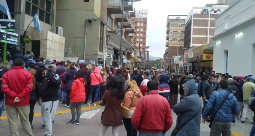 Empleados estatales reclaman por el 