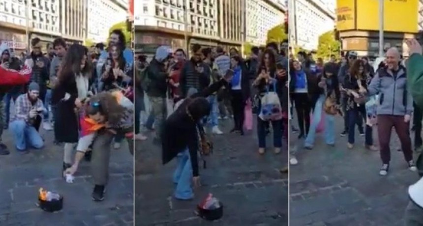Escándalo en las redes por un grupo que se juntó a “quemar barbijos” en el Obelisco