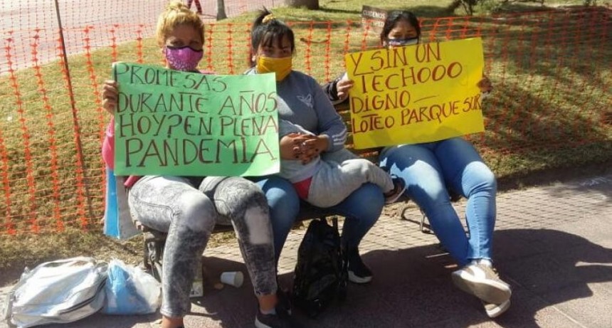 Encadenadas: Estamos  cansadas de ir al CAPE  por una vivienda y nos tienen con vueltas