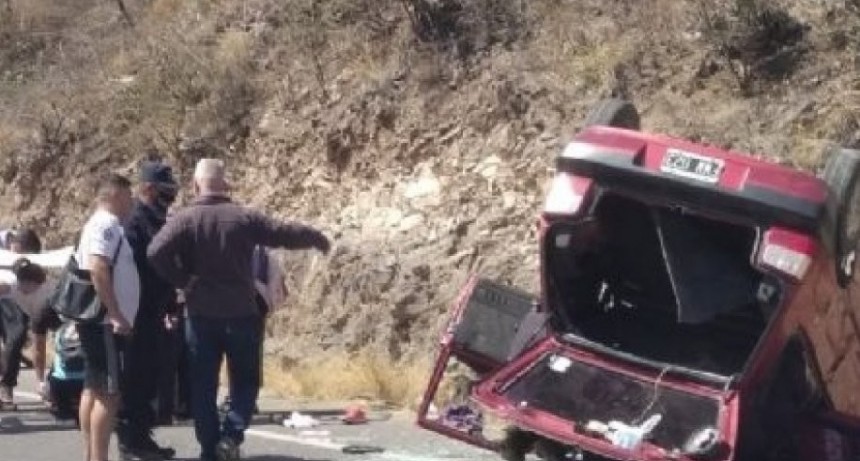 Grave vuelco en la Quebrada de Moreira: los heridos fueron trasladados al Hospital San Juan Bautista