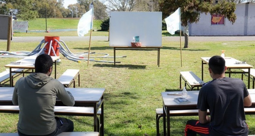 Principio de acuerdo entre Ciudad y Nación para revincular a 6.500 chicos en patios de escuelas