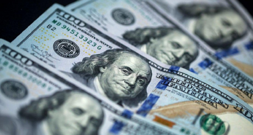 Lunes negro: sube el “dólar blue”, caen acciones y se dispara el Riesgo País de Argentina