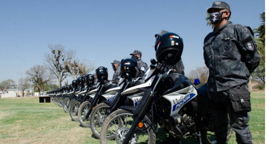 El Gobierno entregó nuevos móviles policiales y dos millones de barbijos
