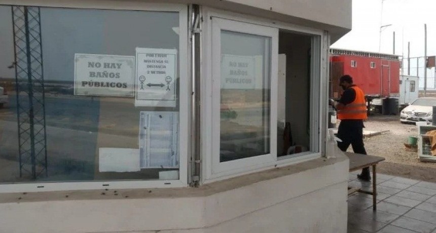 Malestar de personal en el ingreso a la provincia : sin baños ni agua para la gente