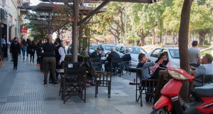 Extienden el horario de cierre para bares y restaurante durante el fin de semana