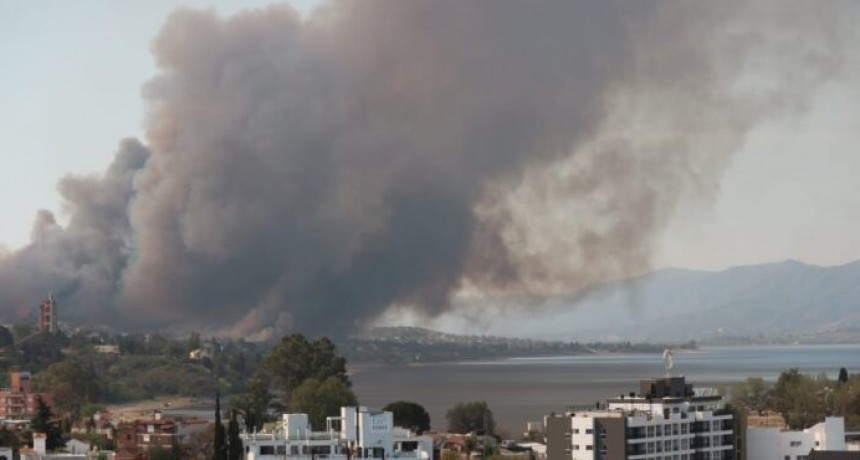Dos focos de incendio entre Santa Cruz del Lago y Carlos Paz: el fuego avanza hacia las viviendas (videos)