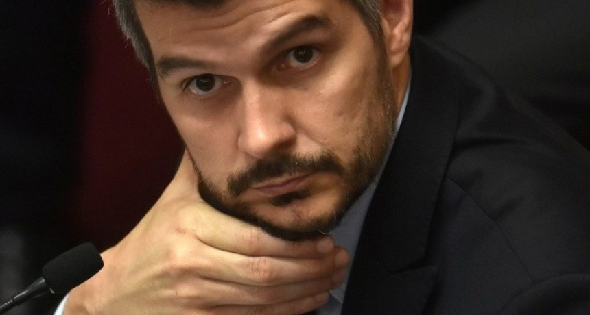  Mientras interpelaban a Marcos Pe&ntilde;a, una legisladora K Le pon&iacute;a orejitas de conejo con su celular