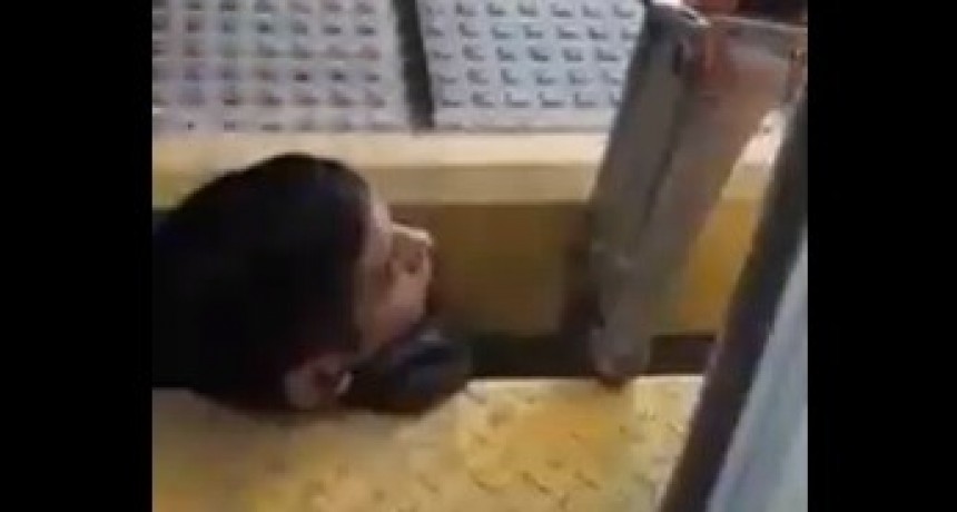 Rescatan a joven que qued&oacute; atrapado entre un tren y el and&eacute;n tras quedar su cabeza atascada