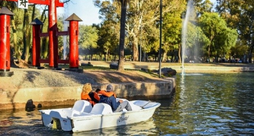 Feria Gastron&oacute;mica y Musical de Colectividades en el parque Ad&aacute;n Quiroga
