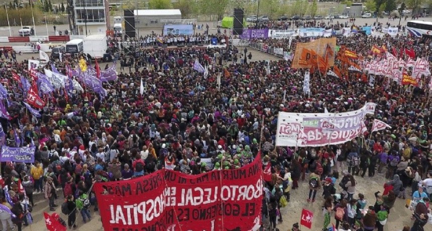Clausuran estaciones de servicio por vender nafta en botellas durante el Encuentro Nacional de Mujeres