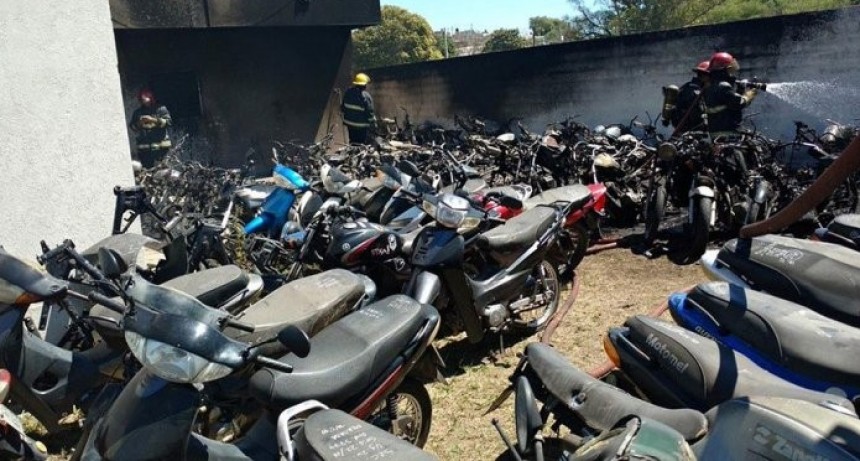 Polic&iacute;as hicieron un asado y se quemaron 77 motos