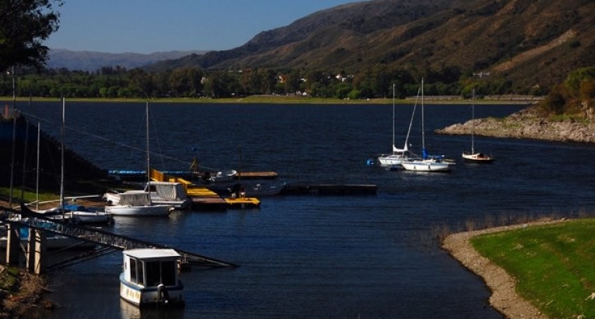 Mir&aacute; la extra&ntilde;a criatura que hallaron en un lago de C&oacute;rdoba