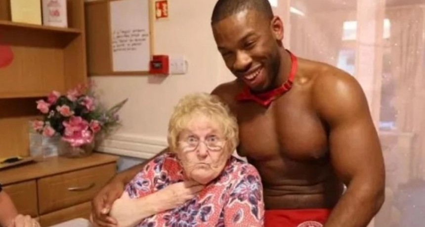 El festejo "hot" de una abuela que cumpli&oacute; 89 a&ntilde;os en un geri&aacute;trico