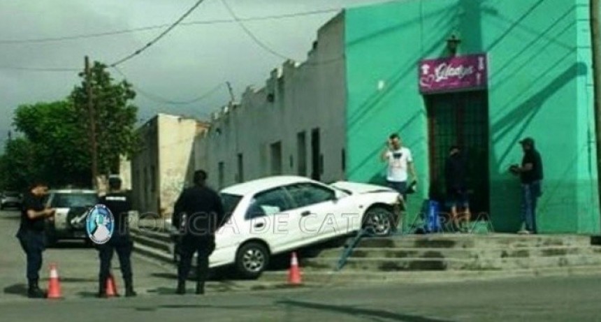 Automovilista ebrio casi se mete dentro de un comercio