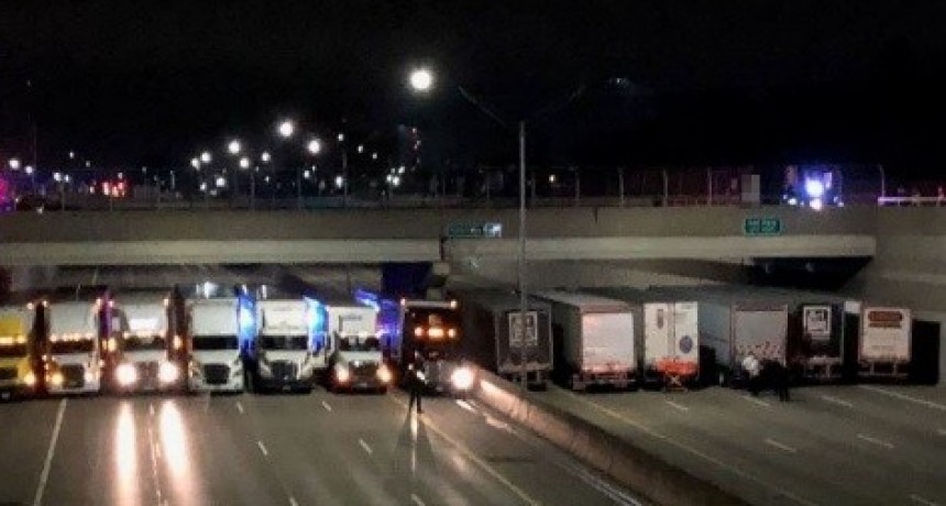 Impiden suicidio con fila de Camiones bajo un puente