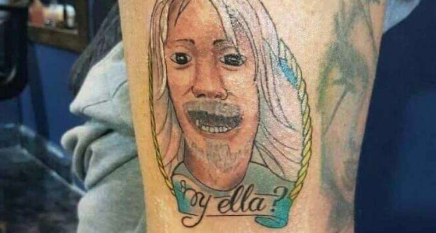 Se tatu&oacute; al TOPO en la pierna