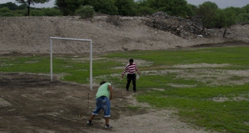 Vecinos convirtieron basural en una cancha