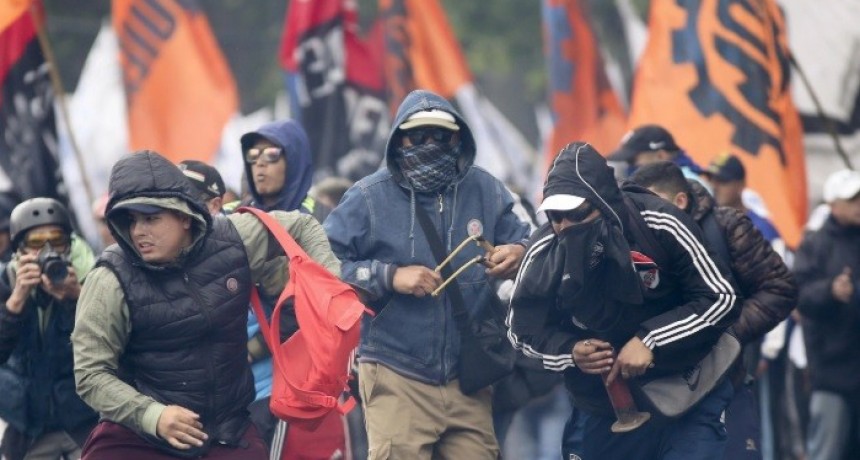 Caos y furia en las afueras del Congreso, en im&aacute;genes