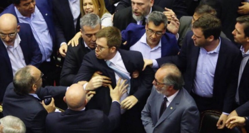 Massot, Filmus y Moreau casi se van a las trompadas