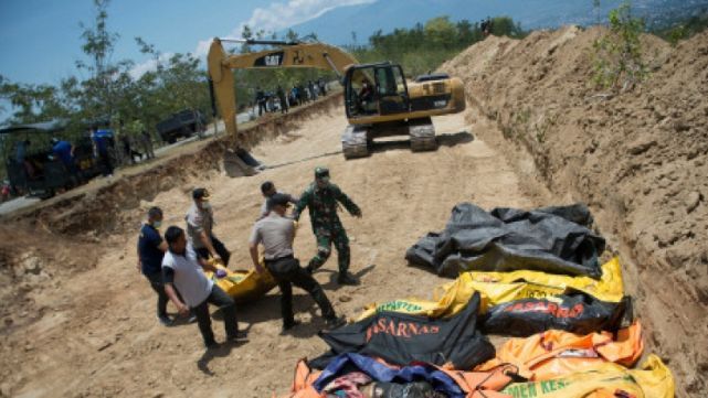 Cavaron fosas comunes para enterrar a los muertos en Indonesia 