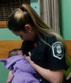 Conmovedor: mujer polic&iacute;a amamant&oacute; a una beba