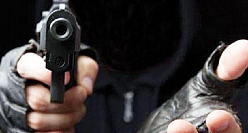 Sorprendió a un ladrón en su casa y le dio $ 60 mil para que se fuera y no lastimara a su hijo