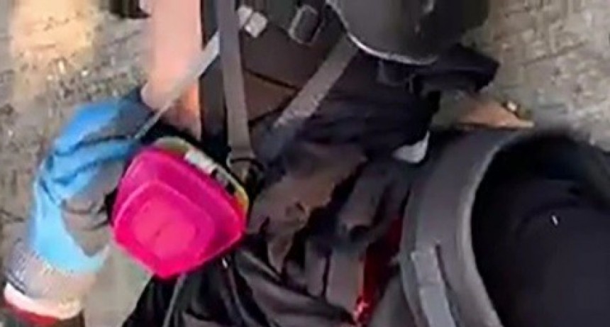 Represión en Hong Kong: el momento en que un policía balea con un arma de fuego a un manifestante en el pecho