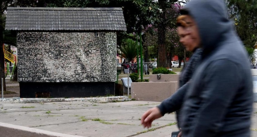 Juntó 9.500 espejitos y creó un mural con el rostro de Jesús