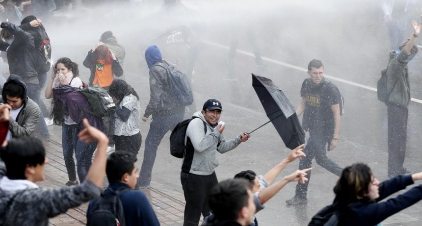 Estudiantes de once universidades protagonizan una violenta protesta